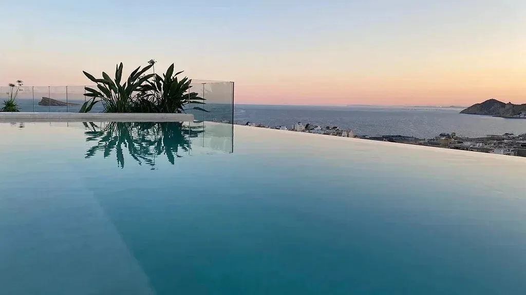 Piscina infinita del Selvático Rooftop mirando al mar