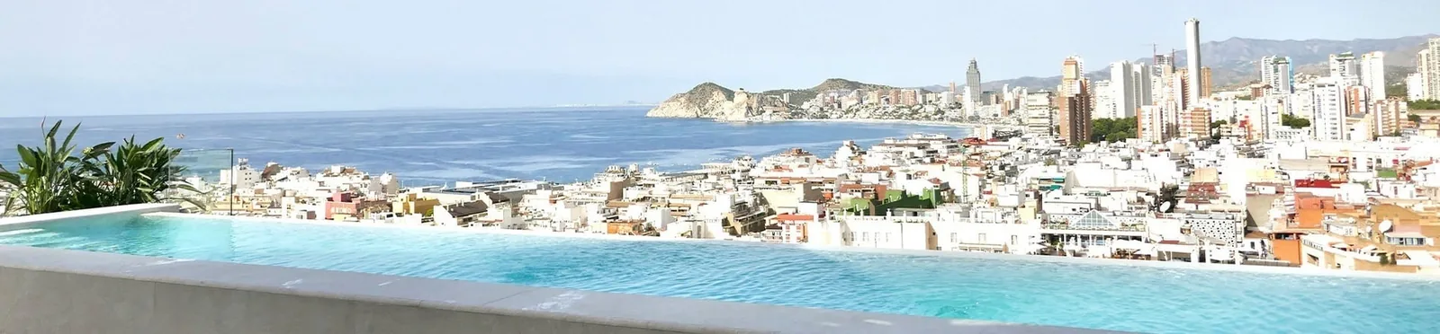 Vista panorámica de Benidorm desde la piscina infinita del rooftop