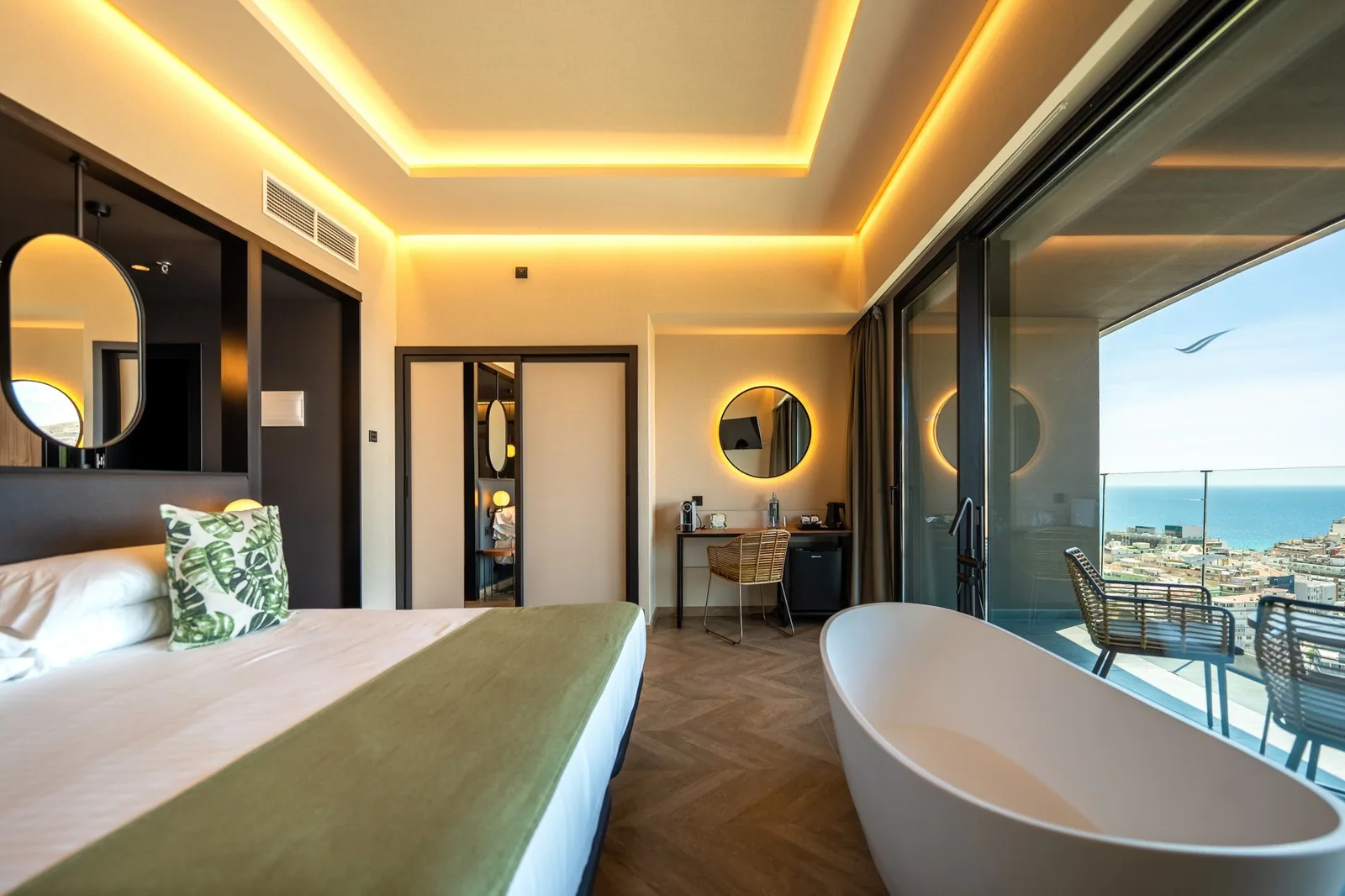 Suite del Primavera Park con bañera exenta y vistas al mar